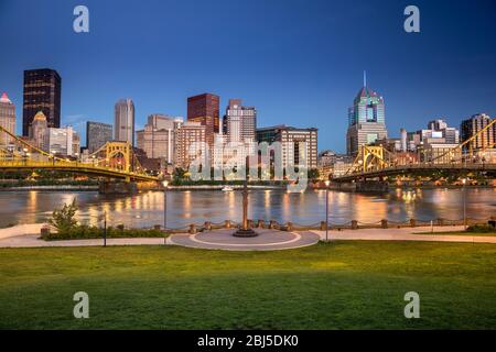 Blick auf die Skyline der Stadt über den Allegheny River und die Roberto Clemente Bridge im Stadtzentrum von Pittsburgh, Pennsylvania, USA Stockfoto