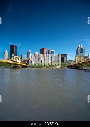 Blick auf die Skyline der Stadt über den Allegheny River und die Roberto Clemente Bridge im Stadtzentrum von Pittsburgh, Pennsylvania, USA Stockfoto