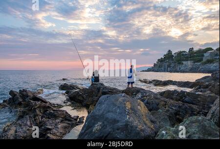 Bogliasco, Italien - 19. August 2019: Abend im malerischen Dorf Bogliasco an der ligurischen Küste bei Genua, Ligurien, Italien Stockfoto