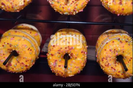 Nahaufnahme Donuts zum Verkauf in Bäckerei im Supermarkt.leckeres Frühstück Dessert für Kaffeepause am Morgen. Stockfoto