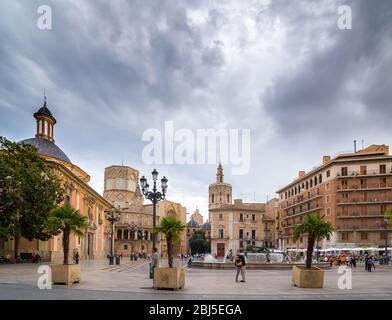 VALENCIA, SPANIEN - 24. SEPTEMBER 2014: Marien-Platz, Brunnen Rio Turia und Kathedrale von Valencia an einem bewölkten Tag. Valencia, Spanien. Stockfoto