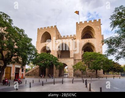 VALENCIA, SPANIEN - 24. SEPTEMBER 2014: Serrano Tor oder Serranos Türme. Seine alte mittelalterliche Stadtmauer. Es wurde im valencianischen gotischen Stil am Ende o gebaut Stockfoto