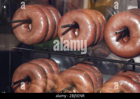 Nahaufnahme Donuts zum Verkauf in Bäckerei im Supermarkt.leckeres Frühstück Dessert für Kaffeepause am Morgen. Stockfoto