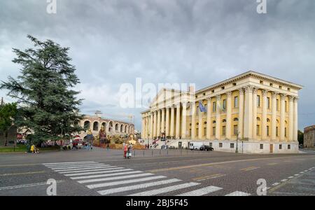 Verona, Italien - 5. September 2015: Barbieri Palast oder Palazzo Barbieri ist ein Palast im neoklassizistischen Stil auf der Piazza Bra im Zentrum von Verona. Jetzt Stockfoto