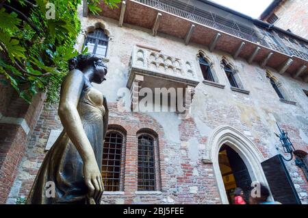 Verona, Italien - 5. September 2015: Statue der Julia mit Balkon im Hintergrund. Verona, Italien Stockfoto