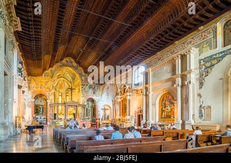 Verona, Italien - 5. September 2015: Innenraum der oberen Kirche des San Fermo Maggiore - Heiligen Fermo und Rustico. Der Altar Nichesola im renai Stockfoto