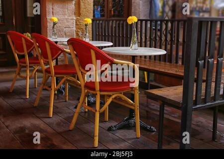 Tische und Stühle im Café Stockfoto