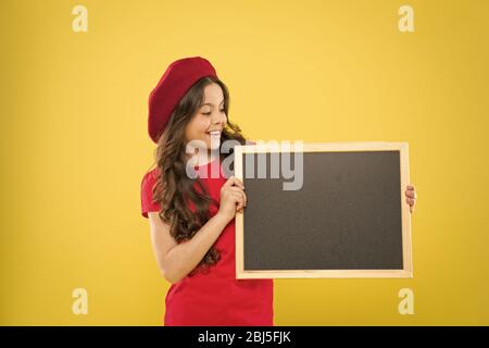 Kind promo Information Board. Für Informationen. Mädchen Halten leere Tafel Tafel. Werbung kopieren. Über diese Erinnern. Überprüfen Sie die Liste Konzept. Schule Informationen. Informieren Sie. Stockfoto