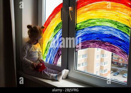 Lasst uns alle gut sein. Flash Mob Gesellschaft Gemeinschaft auf Selbstisolierung Quarantäne Pandemie Coronavirus. Kinder schaffen Künstler malt Kreativität Urlaub Stockfoto