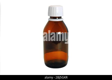 Leere dunkle Glas Apothekenflasche isolieren auf weißem Hintergrund. Stockfoto