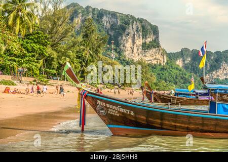 Langschwanzboote standen am Ao Nang Beach in der Nähe von Krabi, Südthailand Stockfoto