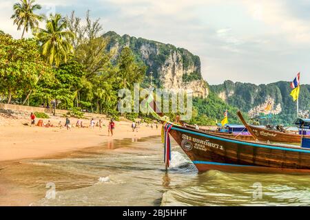 Langschwanzboote standen am Ao Nang Beach in der Nähe von Krabi, Südthailand Stockfoto