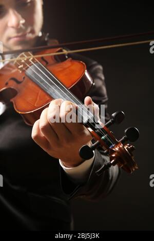 Violinistin auf schwarzem Hintergrund, Nahaufnahme Stockfoto