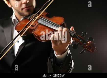 Violinistin auf schwarzem Hintergrund, Nahaufnahme Stockfoto