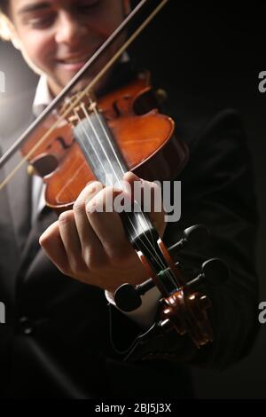 Violinistin auf schwarzem Hintergrund, Nahaufnahme Stockfoto