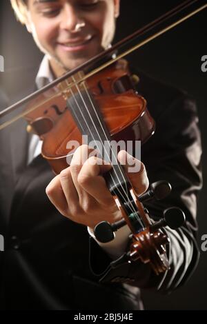 Violinistin auf schwarzem Hintergrund, Nahaufnahme Stockfoto