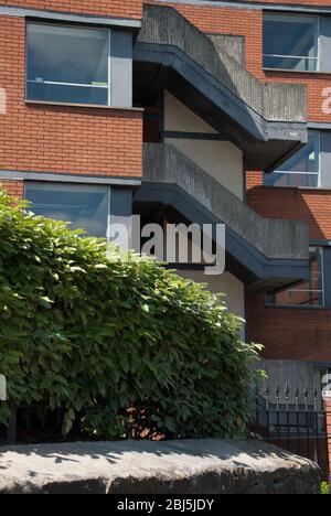 Büros Fenster mit rotem Backstein Fassade Außenfassade One Fifty 147-149 Victoria Rd, Swindon SN1 3UZ Stockfoto