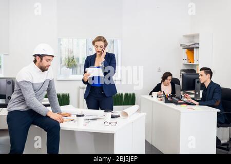 Geschäftsteam bei der Arbeit, jeder, der seine Arbeit tut. Stockfoto