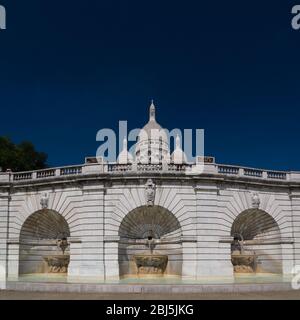 Brunnen und die Basilika des Heiligen Herzens Jesu oder Sacre-Coeur ist eine römisch-katholische Kirche. Das Hotel liegt auf dem Gipfel des butte Montmartre. Paris Stockfoto