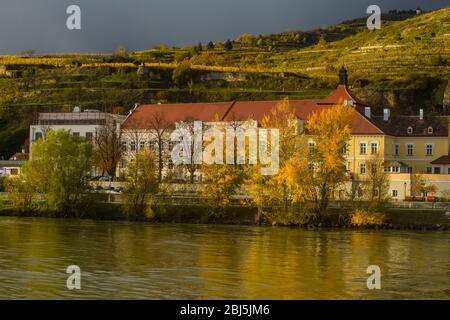 Gebäude und Kirchen entlang der Donau im Herbst, Stein/Krems, Niederösterreich, Österreich Stockfoto