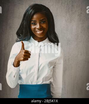 Lächelnde afrikanische Frauen zeigt großen Daumen in Genehmigung Stockfoto