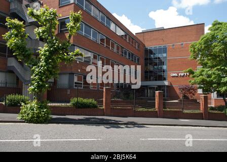 Büros Fenster mit rotem Backstein Fassade Außenfassade One Fifty 147-149 Victoria Rd, Swindon SN1 3UZ Stockfoto