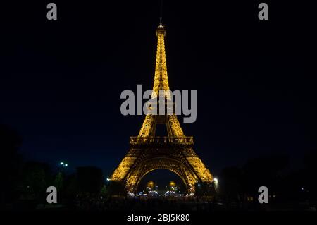 PARIS - 16. SEPTEMBER 2014: Lichtshow im Eiffelturm in der Dämmerung. Der Eiffelturm ist eines der meistbesuchten Monumente der Welt. Befindet sich auf dem Stockfoto