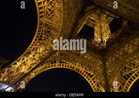 PARIS - 16. SEPTEMBER 2014: Lichtshow im Eiffelturm in der Dämmerung. Der Eiffelturm ist eines der meistbesuchten Monumente der Welt. Befindet sich auf dem Stockfoto