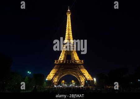 PARIS - 16. SEPTEMBER 2014: Lichtshow im Eiffelturm in der Dämmerung. Der Eiffelturm ist eines der meistbesuchten Monumente der Welt. Befindet sich auf dem Stockfoto