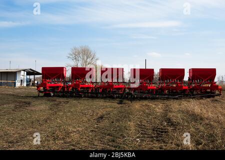 Rot kombinieren und Pflügen, gezogene Sprayer mit Tank und Flüssigkeit. Maschinen für Landwirtschaft und Landwirtschaft. Pflügen Sie die Haltungsgeräte Stockfoto