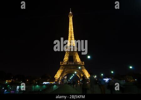 PARIS - 16. SEPTEMBER 2014: Lichtshow im Eiffelturm in der Dämmerung. Der Eiffelturm ist eines der meistbesuchten Monumente der Welt. Befindet sich auf dem Stockfoto