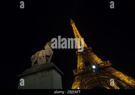 PARIS - 16. SEPTEMBER 2014: Lichtshow im Eiffelturm in der Dämmerung. Der Eiffelturm ist eines der meistbesuchten Monumente der Welt. Befindet sich auf dem Stockfoto