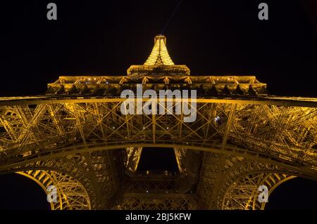 PARIS - 16. SEPTEMBER 2014: Lichtshow im Eiffelturm in der Dämmerung. Der Eiffelturm ist eines der meistbesuchten Monumente der Welt. Befindet sich auf dem Stockfoto