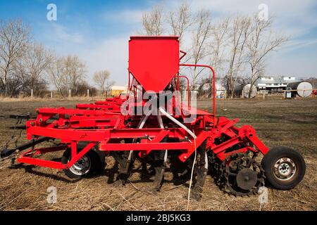 Rot kombinieren und Pflügen, gezogene Sprayer mit Tank und Flüssigkeit. Maschinen für Landwirtschaft und Landwirtschaft. Pflügen Sie die Haltungsgeräte Stockfoto