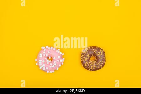 Süße Schokolade Donut auf gelbem Hintergrund. Nachtisch. Stockfoto