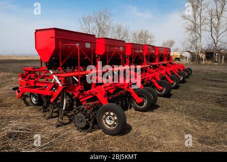 Rot kombinieren und Pflügen, gezogene Sprayer mit Tank und Flüssigkeit. Maschinen für Landwirtschaft und Landwirtschaft. Pflügen Sie die Haltungsgeräte Stockfoto