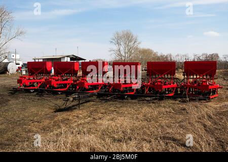 Rot kombinieren und Pflügen, gezogene Sprayer mit Tank und Flüssigkeit. Maschinen für Landwirtschaft und Landwirtschaft. Pflügen Sie die Haltungsgeräte Stockfoto