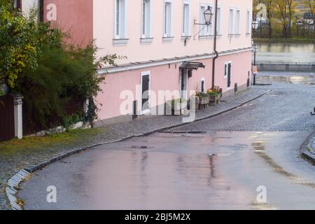 Straßenszenen in der Kleinstadt bei Dämmerung, Stein/Krems, Niederösterreich, Österreich Stockfoto