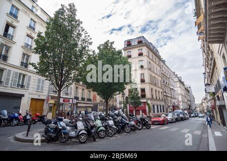 PARIS - 17. September 2014: Motorräder, Mopeds und Autos auf der Straße Jean-Baptiste Pigalle. Paris, Frankreich. Stockfoto