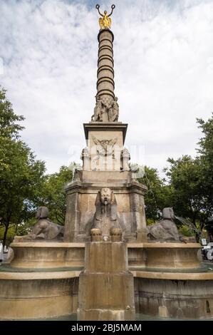 Die Fontaine du Palmier oder Fontaine de la Victoire ist ein monumentaler Brunnen am Place du Chatelet, Paris, Frankreich. Es wurde entworfen, um zu kommem Stockfoto