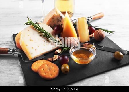 Zusammensetzung von frischem Käse, Wein, Obst und Gemüse auf dem Tisch, Nahaufnahme Stockfoto