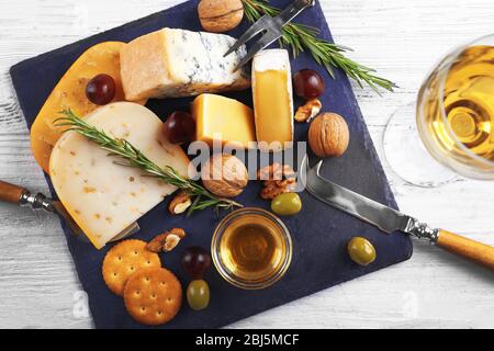 Zusammensetzung von frischem Käse, Wein, Obst und Gemüse auf dem Tisch, Nahaufnahme Stockfoto