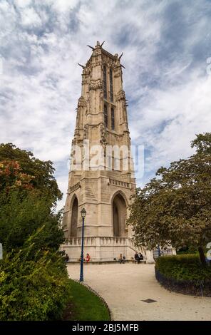 Der Saint-Jacques Tower ist ein 52 Meter langer, extravaganter gotischer Turm. Denkmal im 4. Arrondissement von Paris, Frankreich, in der Rue de Rivoli in der Rue Nicola Stockfoto