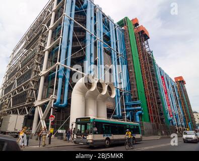 PARIS - 17. SEPTEMBER 2014: Fassade des Centre Georges Pompidou in Paris, Frankreich. Das Centre Georges Pompidou ist eines der berühmtesten Museen von Stockfoto