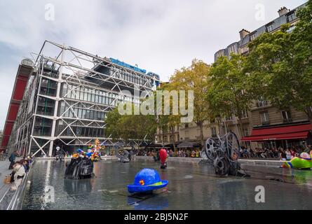 PARIS - 17. SEPTEMBER 2014: Der Strawinsky-Brunnen ist ein wunderlicher öffentlicher Brunnen, der mit 16 Skulpturen verziert ist, die Wasser bewegen und besprühen, repres Stockfoto