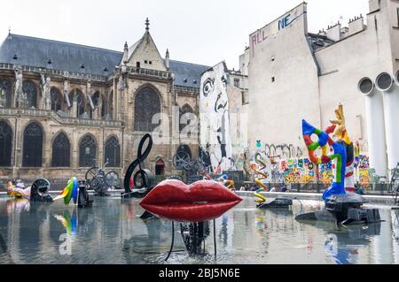 PARIS - 17. SEPTEMBER 2014: Der Strawinsky-Brunnen ist ein wunderlicher öffentlicher Brunnen, der mit 16 Skulpturen verziert ist, die Wasser bewegen und besprühen, repres Stockfoto