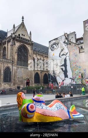 PARIS - 17. SEPTEMBER 2014: Der Strawinsky-Brunnen ist ein wunderlicher öffentlicher Brunnen, der mit 16 Skulpturen verziert ist, die Wasser bewegen und besprühen, repres Stockfoto