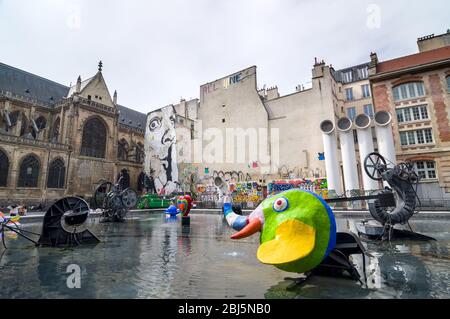 PARIS - 17. SEPTEMBER 2014: Der Strawinsky-Brunnen ist ein wunderlicher öffentlicher Brunnen, der mit 16 Skulpturen verziert ist, die Wasser bewegen und besprühen, repres Stockfoto