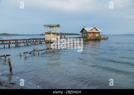 Karibik Häuser über dem Meer mit Holzterrasse auf Stelzen, Bocas del Toro, Panama Stockfoto