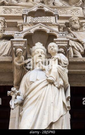 Statuen der Heiligen, Engel und Könige an der westlichen Fassade der katholischen Kathedrale Notre-Dame de Paris. In französischer Gotik-Architektur gebaut, und Stockfoto